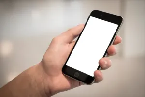 Jak postępować, gdy nasz telefon wpadnie do wody?